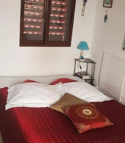 Branca Goncalves بيت خشبي بلمونت